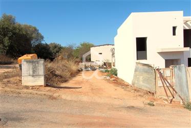 Perceel met goedgekeurd project voor de bouw van een huis in het dorp Algoz