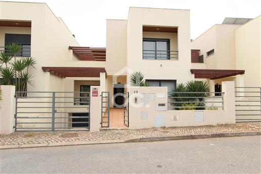 Maison jumelée de 3+1 chambres avec garage/sous-sol située à Quinta do Rogel, à Alcantarilha
