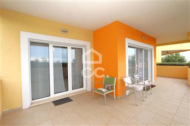 Appartement 1 chambre avec terrasse privée de 29m2 inséré dans une copropriété avec piscine et jardi