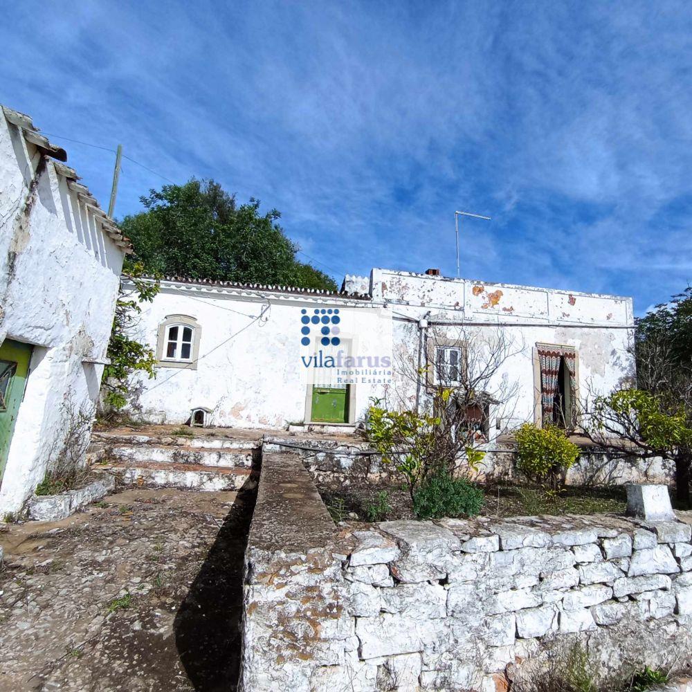 Farm with 15.790m2 and  traditional house.
