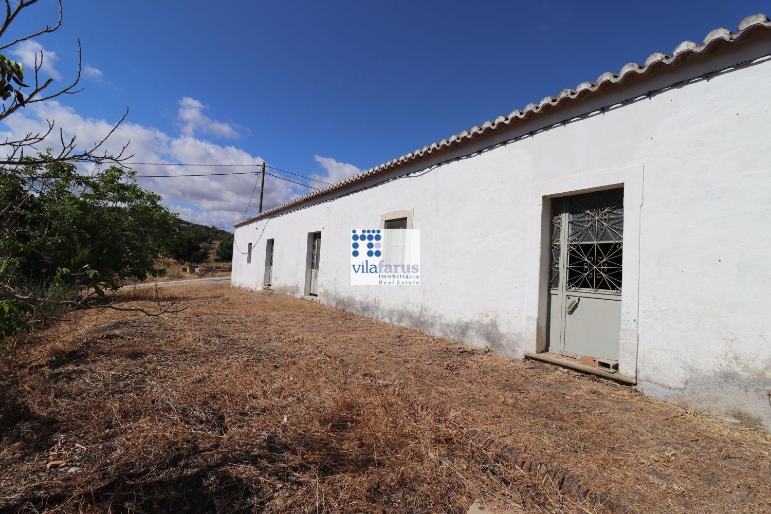 Farm with 5 hectares, consisting of 6 articles (2 urban and 4 rustic).