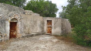 Saracen trullo with building land