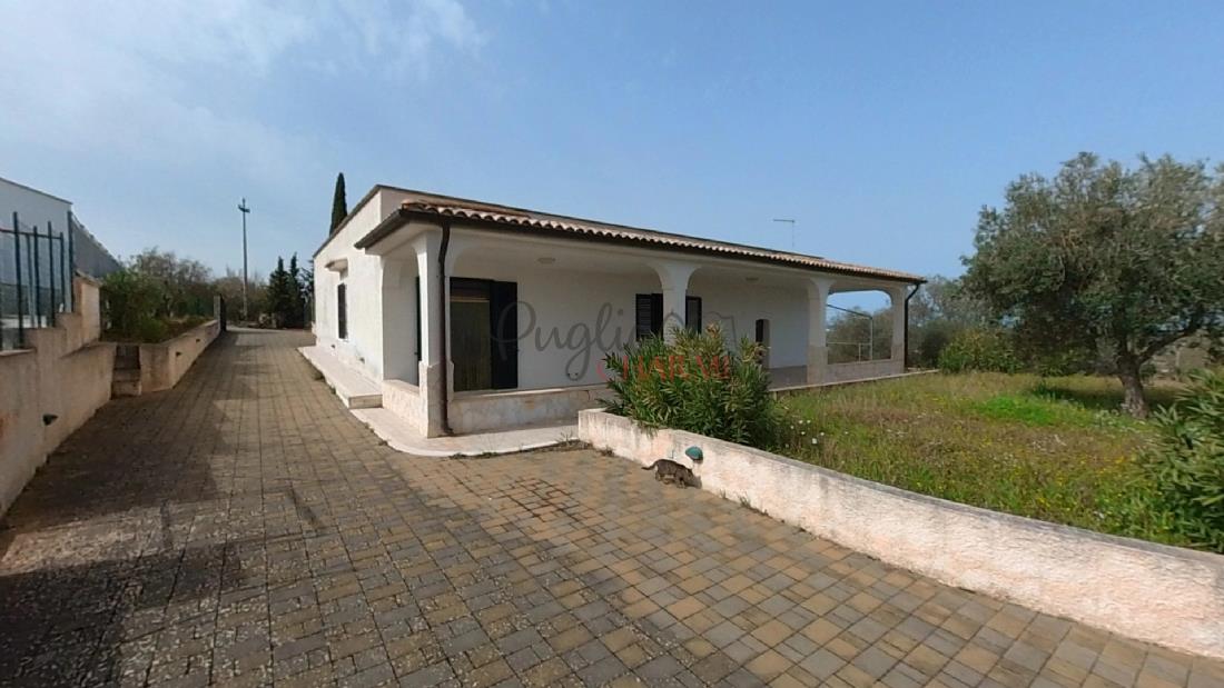 Detached villa for sale in a residential area
