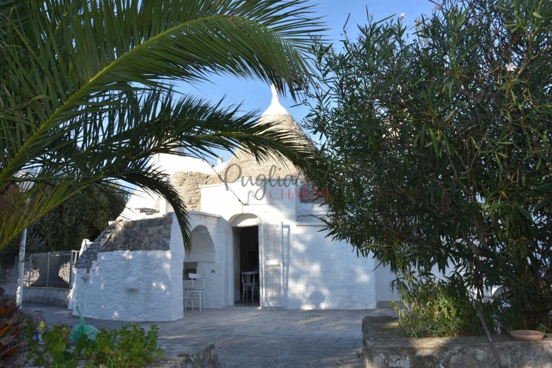 Rural building with 3 trulli for sale