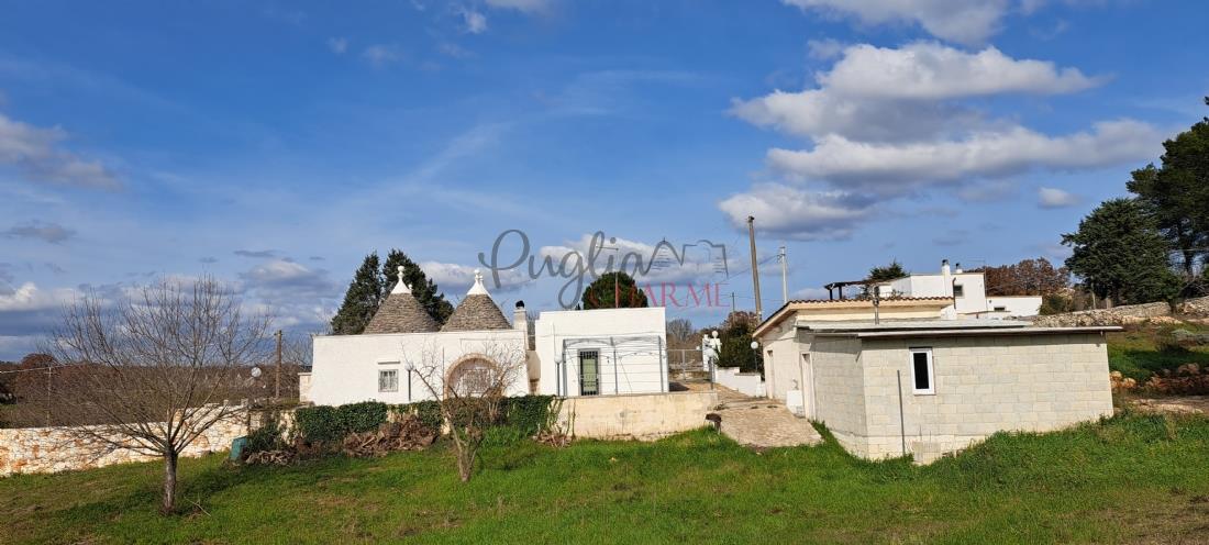 Delightful villa for sale consisting of trulli and other buildings