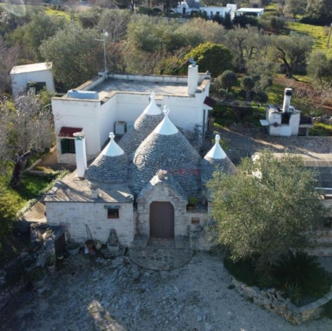 Beautiful complex of lamia and trulli for sale