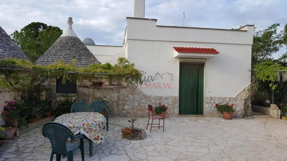 Beautiful complex of lamia and trulli for sale