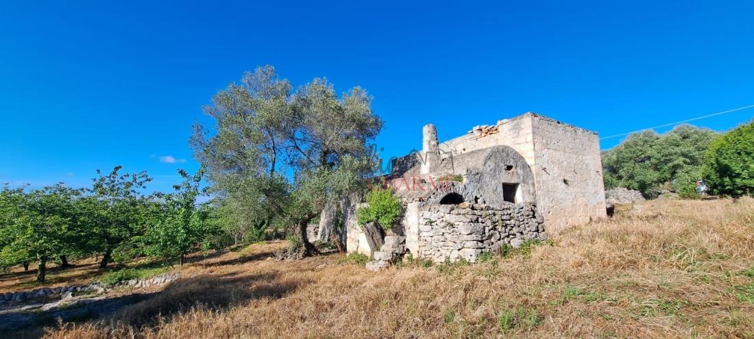 Antike Trulli und andere Gebäude zum Verkauf