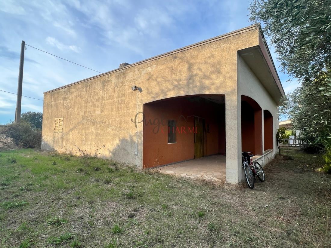 Charming villa for sale to renovate