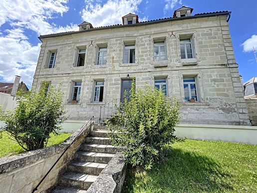 Saintes City center. 19Th century Mansion with garden