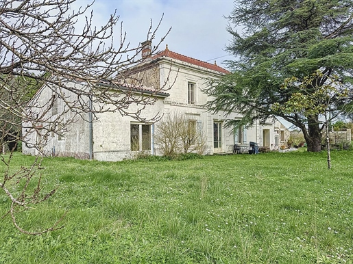 Character house with large garden and swimming pool - Arvert