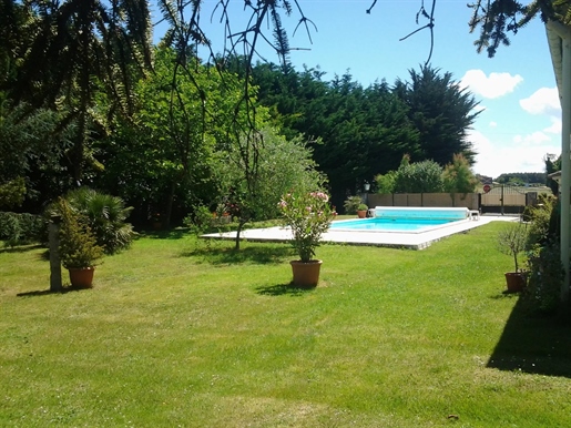 Character house with large garden and swimming pool - Arvert