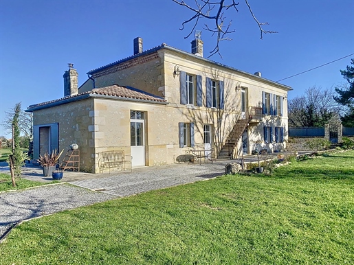 House with swimming pool and gîte. Land with View of the Gironde Estuary
