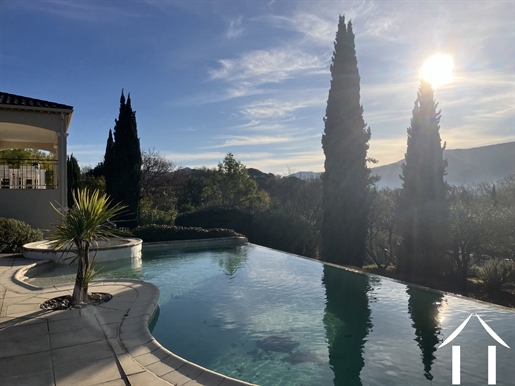Villa méditerranéenne avec piscine et vues dominantes.