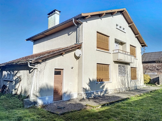 8-room house in the centre of Lons