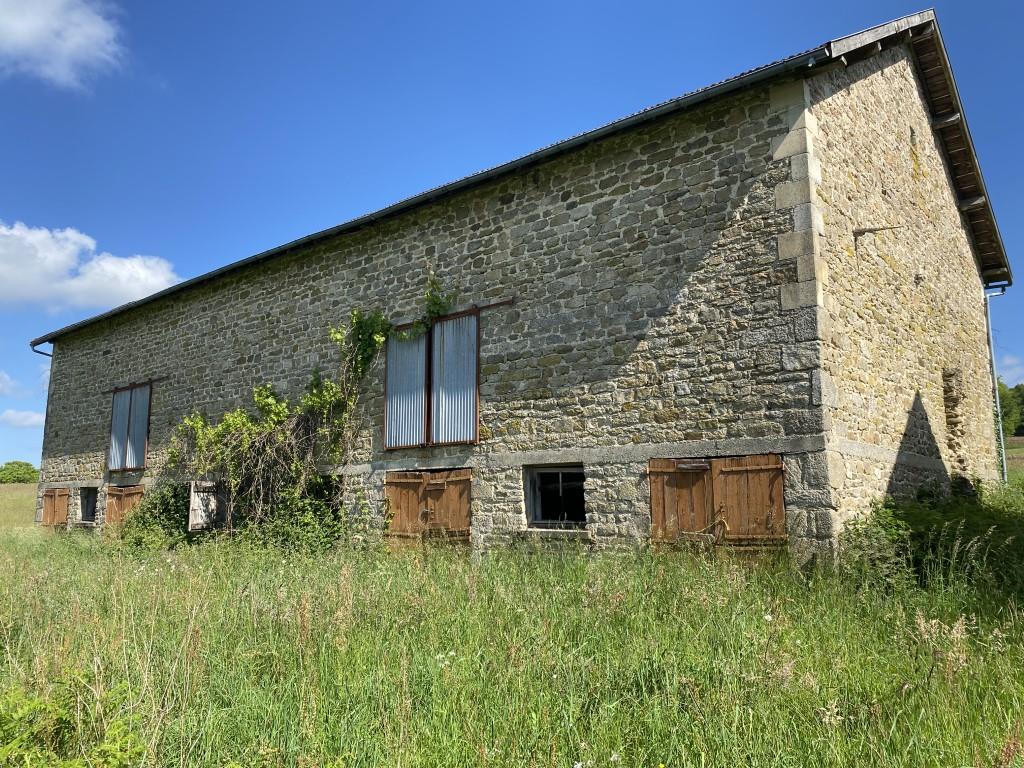 Een te renoveren huis en een schuur omgeven door 2 000 m² grond