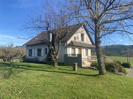 Attractive detached house in a quiet setting surrounded by 2582 m² of land