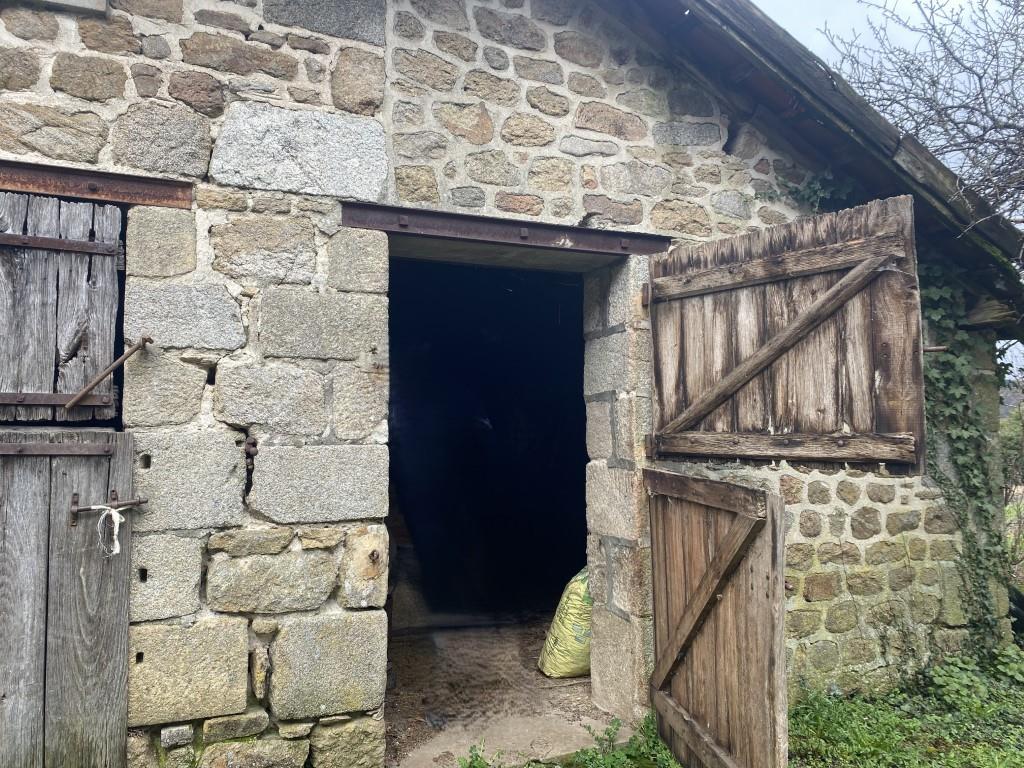 Renovation project ! stone property surrounded by 8 500 m² of land