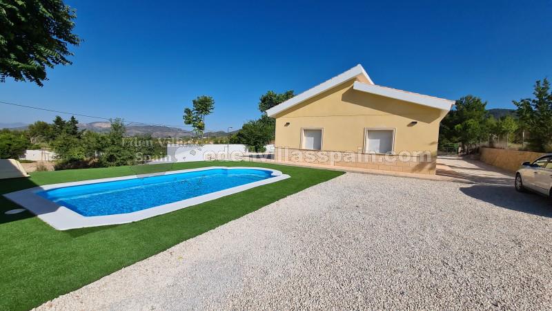 Beautiful country home with 4 bedrooms with pool in costa blanca