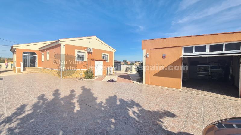 Beautiful Villa with pool and garage and summer kitchen at 15 min driving from the coast in Catrale 