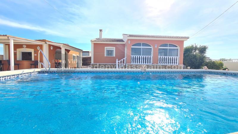 Beautiful Villa with garage, pool, summer kitchen, central heating, wallking distance to town and 15