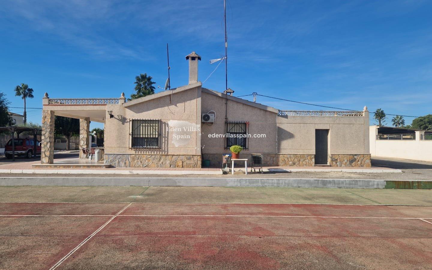 4 Bedroom 2 Bathroom Country Home Is Located At Just 10 Km From The Beaches & Santa Pola