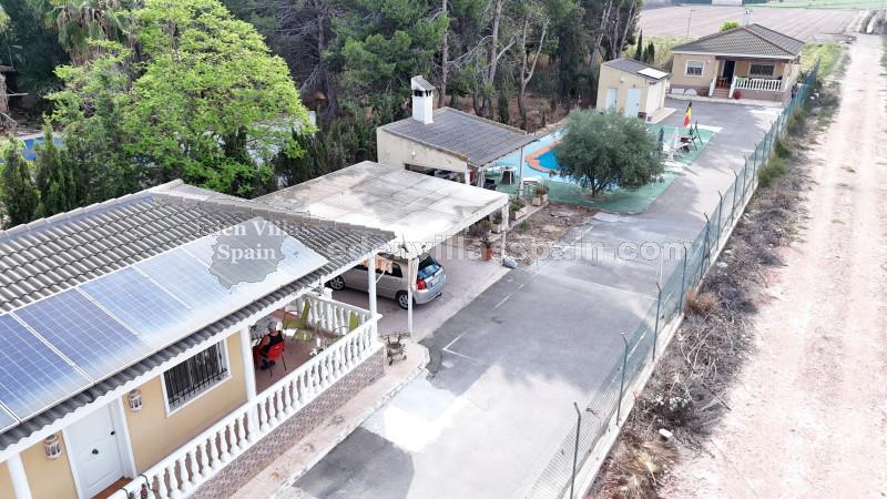 Dos villas con piscina privada a 10 minutos en coche de las playas y a poca distancia del pueblo.