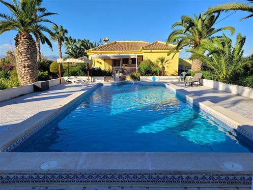 Beautiful Villa with 2 houses with garage and pool at 15min from the coast