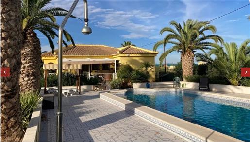 Beautiful Villa with 2 houses with garage and pool at 15min from the coast