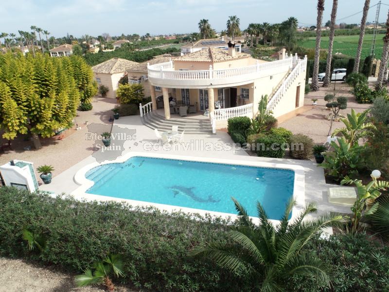Cette belle Villa dispose d'un superbe jardin avec piscine et grand garage double à 15 min de la mer