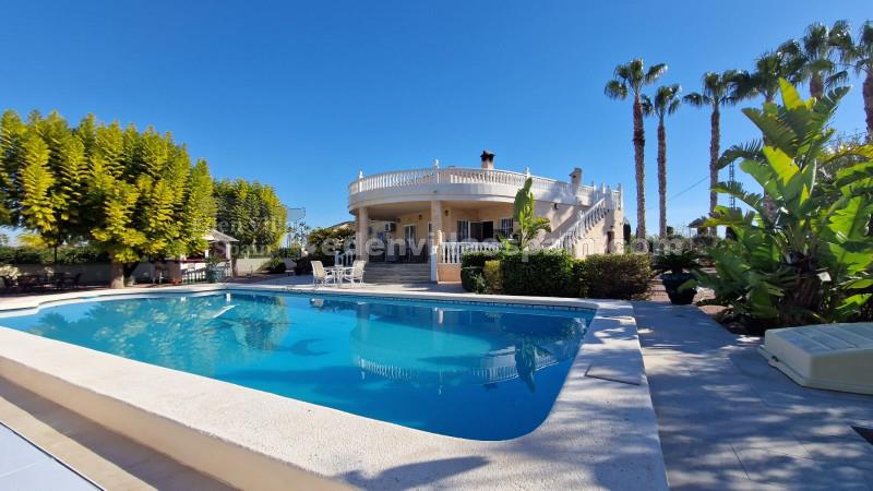 Cette belle Villa dispose d'un superbe jardin avec piscine et grand garage double à 15 min de la mer