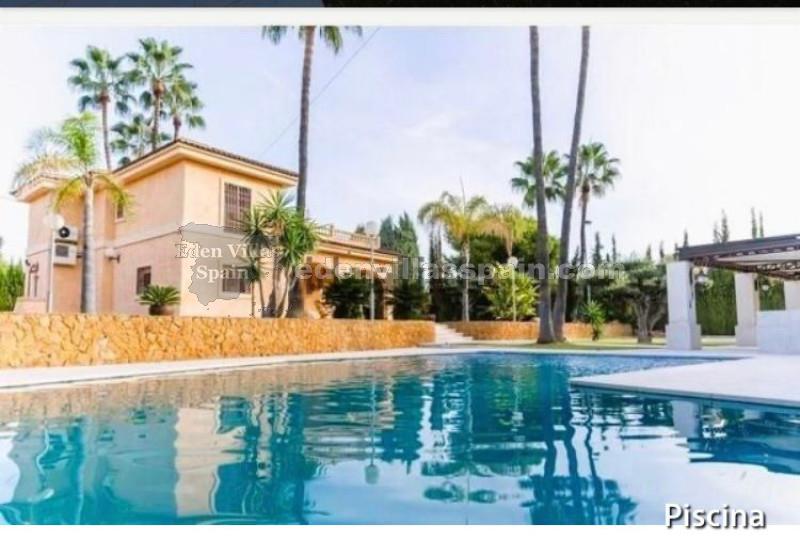 Chalet con 6 dormitoris, casa de invitados, 3 garajes, piscina a 15 min de playas a Catral