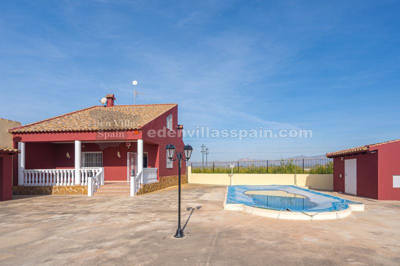 Preciosa casa de campo semiadosada con piscina privada a 20 min de la costa
