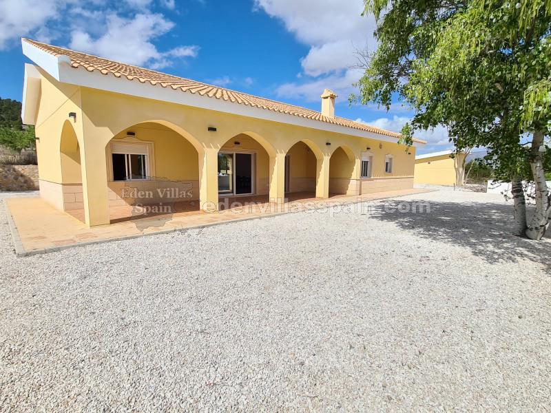 5 bedroom 2 bathroom Villa with private pool and garage