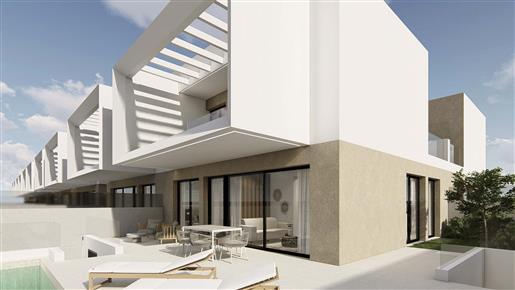 Esta villa nueva de estilo moderno, de 3 dormitorios y 3 baños, tiene piscina y plaza de aparcamient
