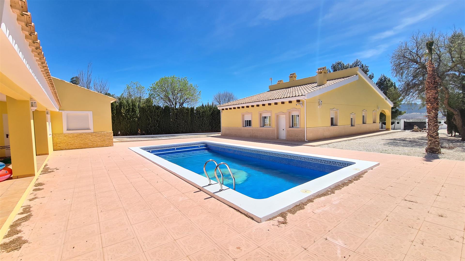 7 - 8 bedroom 4 bathroom renovated villa with guest house, pool, certificate of habitation