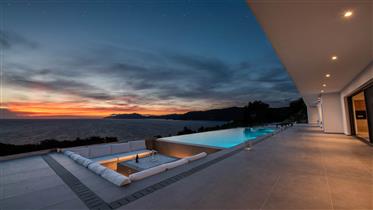 Eine Luxusvilla mit atemberaubendem Sonnenuntergang 