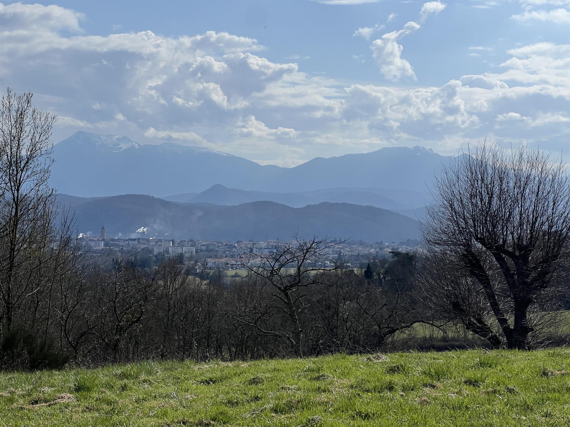 Breathtaking view of the mountains in a quiet area and 5 minutes from the shops