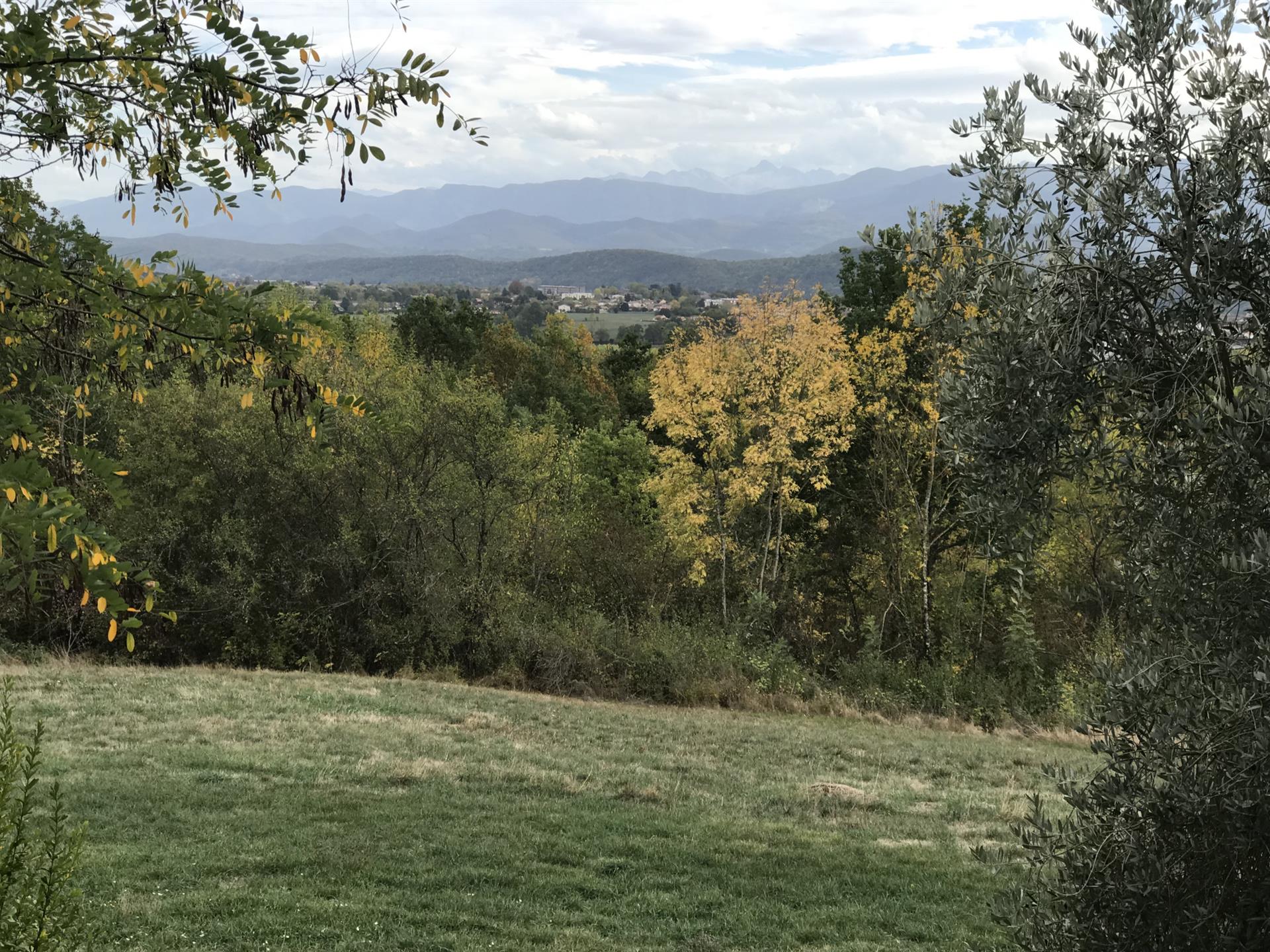 Breathtaking view of the mountains in a quiet area and 5 minutes from the shops