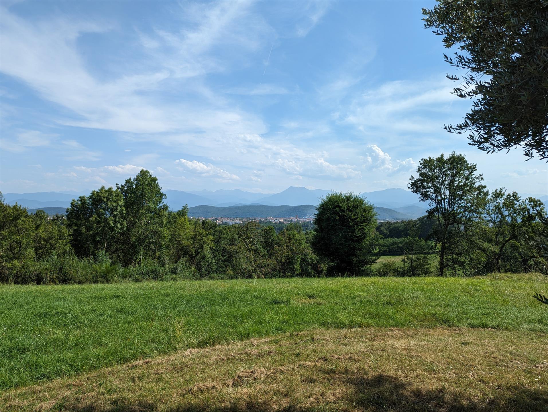 Breathtaking view of the mountains in a quiet area and 5 minutes from the shops