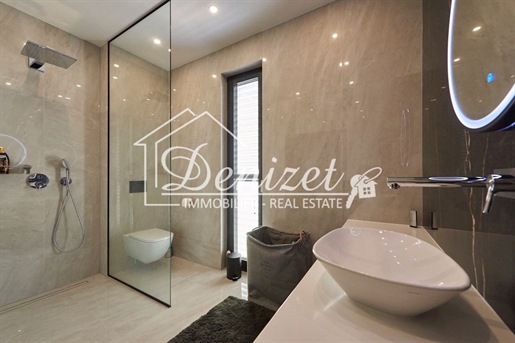 Trogir: Impressive villa in a quiet location surrounded by greenery