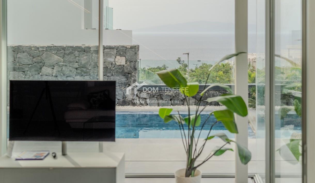 Villa independent 4 bedroom in Callao Salvaje for sale