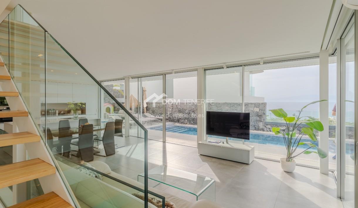 Villa independent 4 bedroom in Callao Salvaje for sale