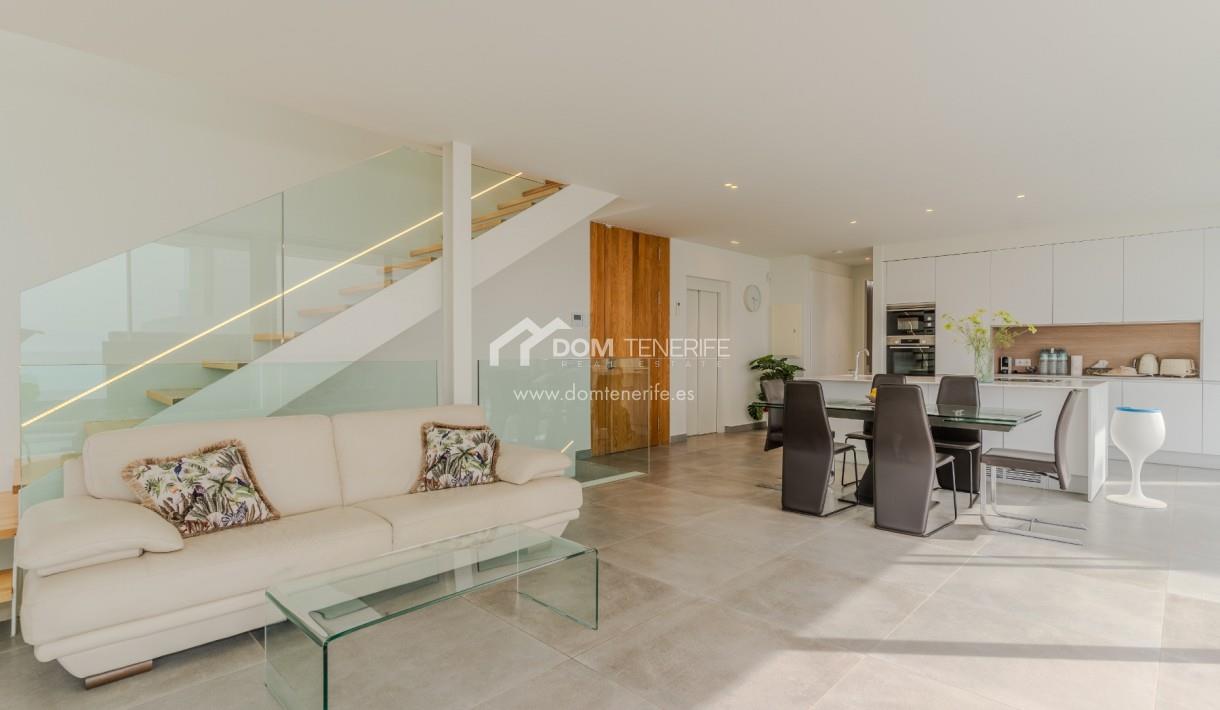 Villa independent 4 bedroom in Callao Salvaje for sale