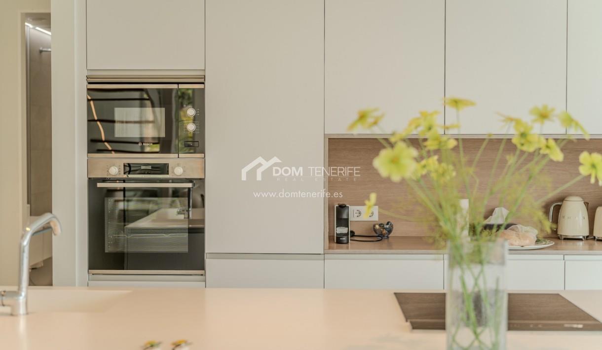 Villa independent 4 bedroom in Callao Salvaje for sale