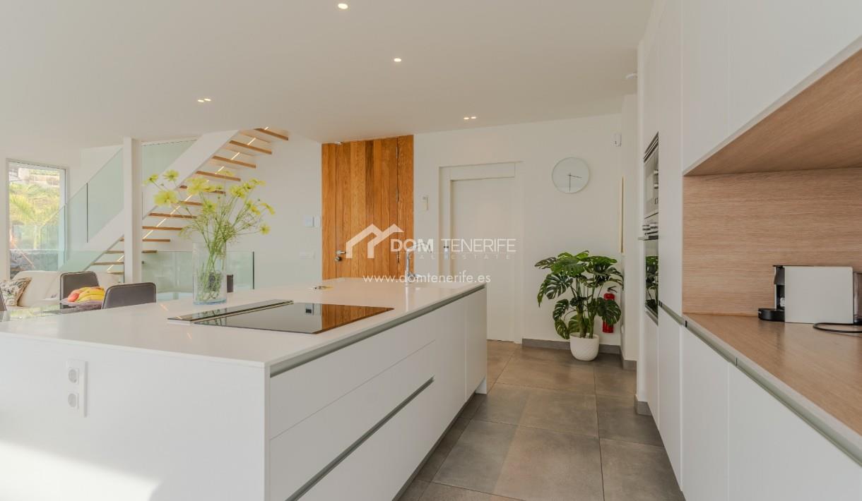 Villa independent 4 bedroom in Callao Salvaje for sale