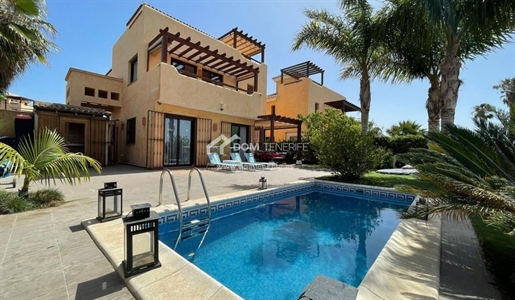 Villa de 4 dormitorios en venta en Amarilla Golf