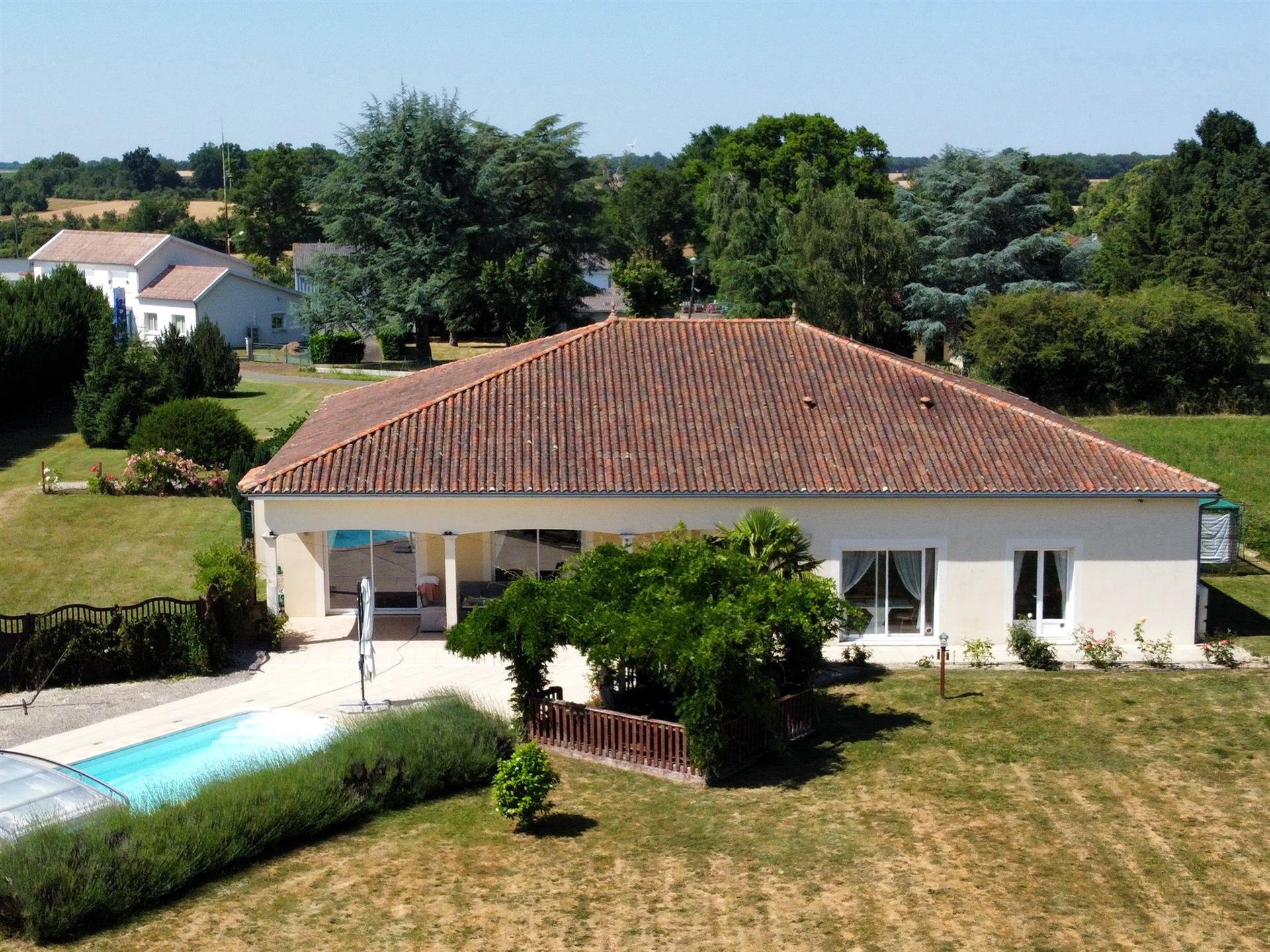 Maison village, plain-pied, 2012, 286 m², piscine, Dpe "A"
