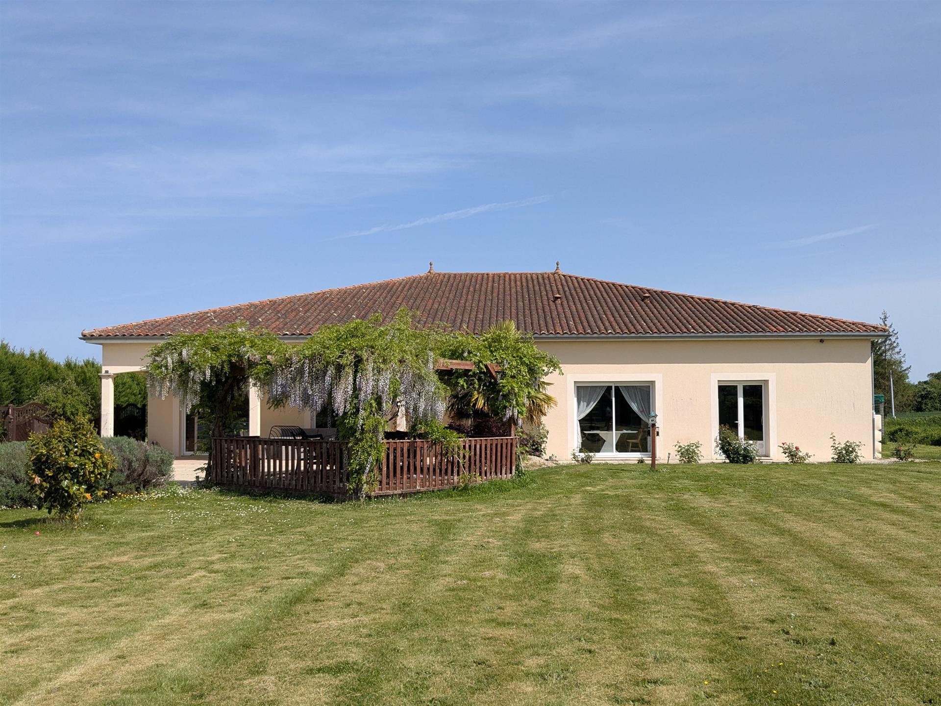 Maison village, plain-pied, 2012, 286 m², piscine, Dpe "A"
