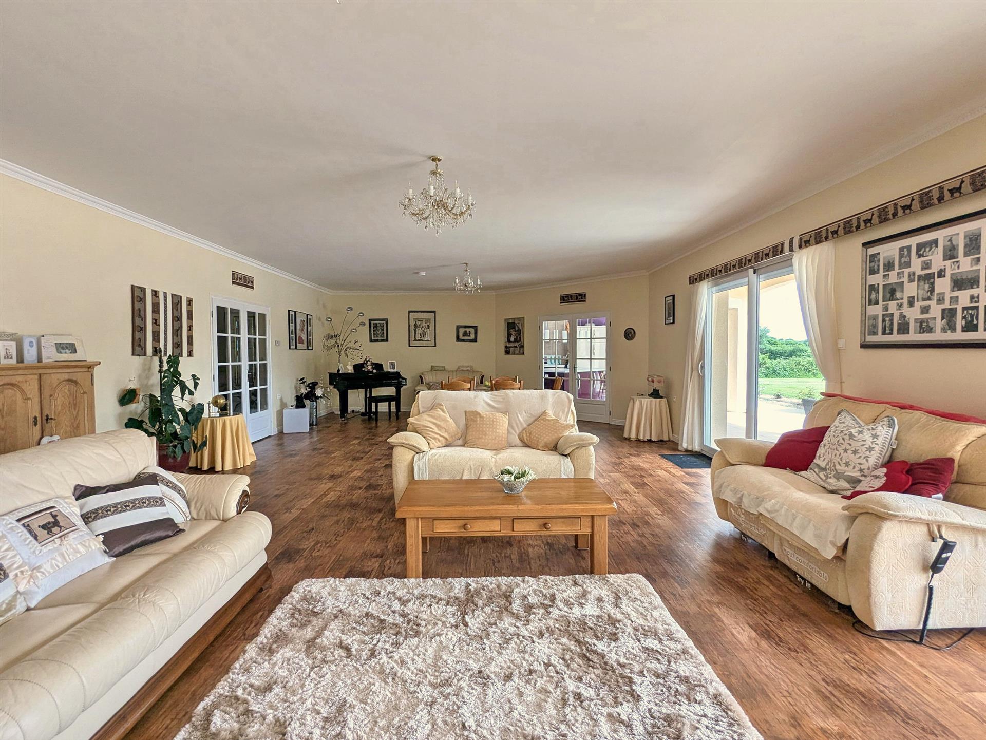 Maison village, plain-pied, 2012, 286 m², piscine, Dpe "A"